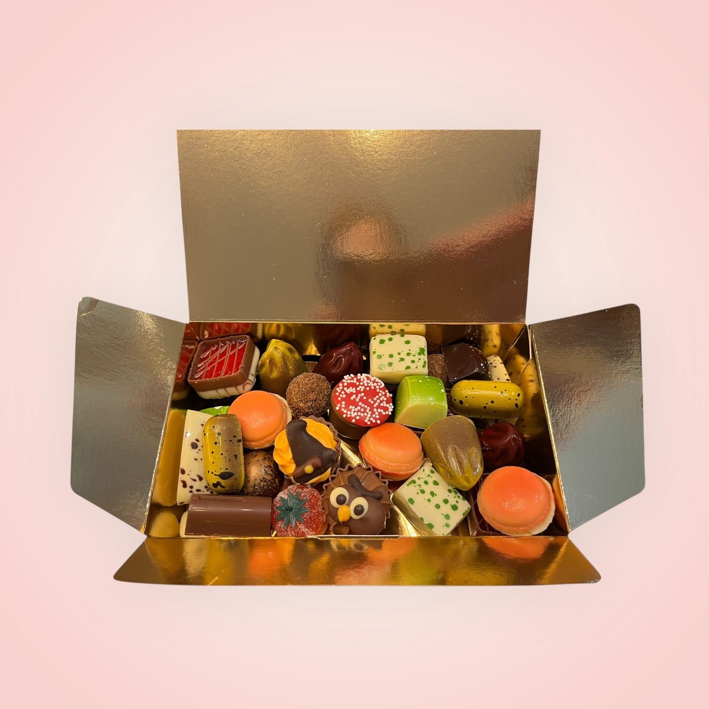 Artisanale pralines in gouden ballotin