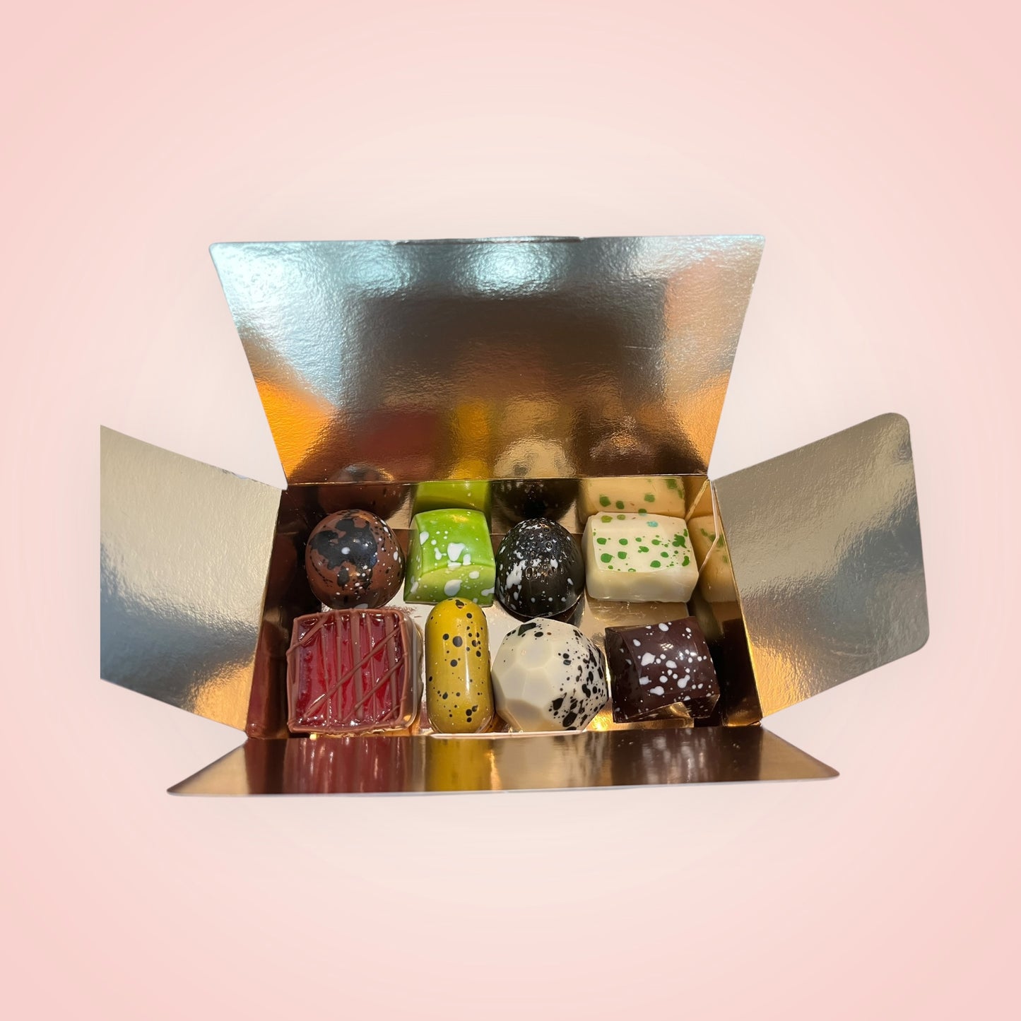 Artisanale pralines in gouden ballotin